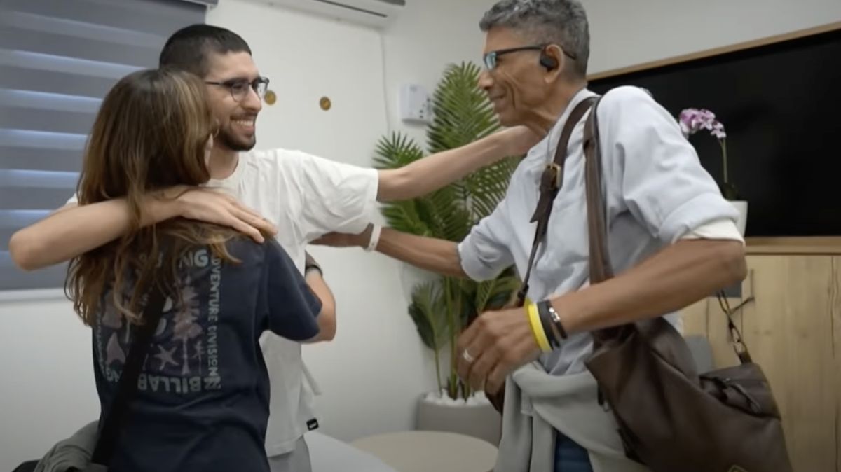 Vyhublý, ale na nohou. Hamás pustil i mladíka, jehož záběry šokovaly svět